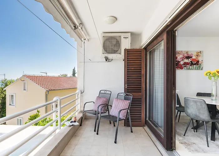 Enyoj Marjan, Beaches And View